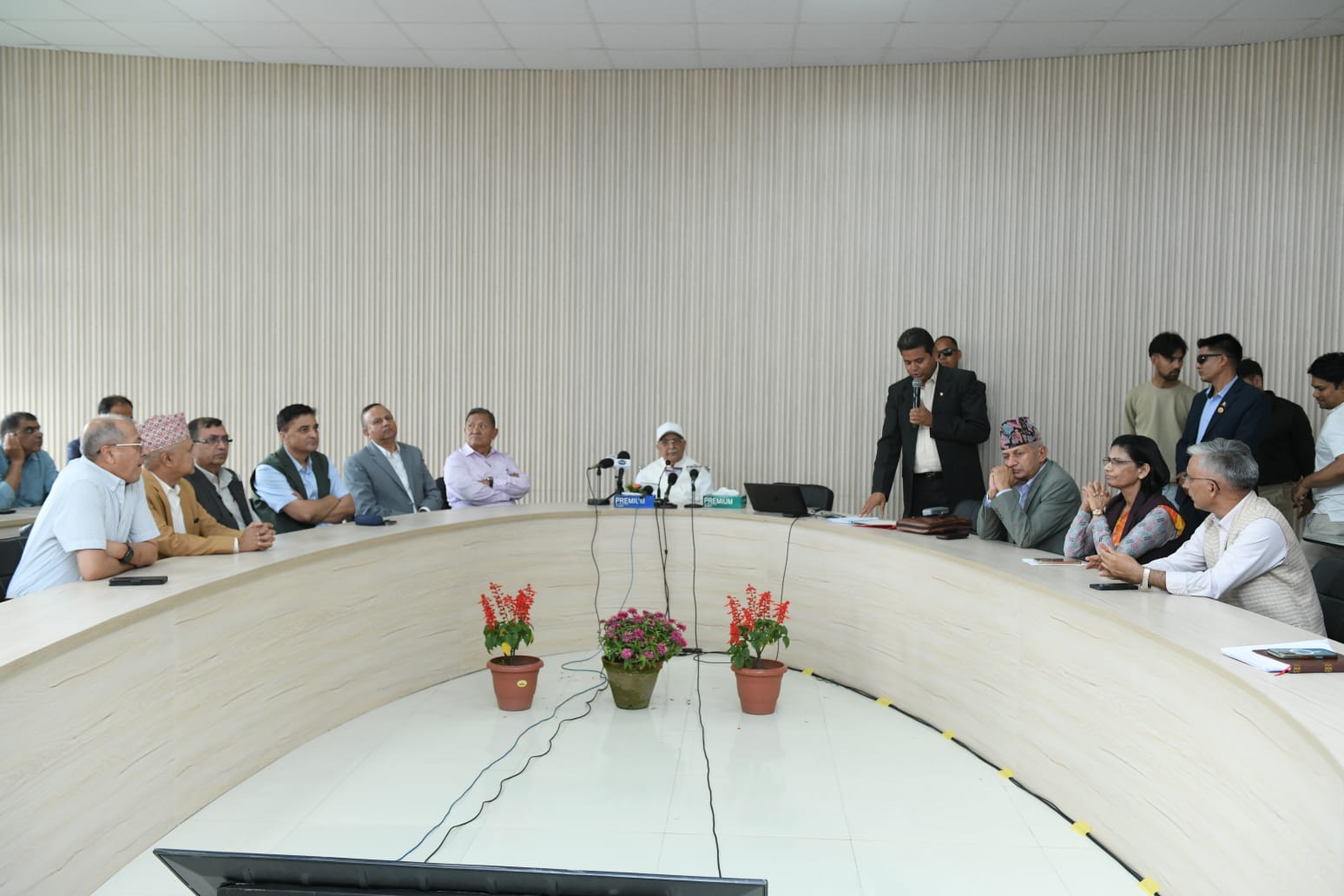 सांसदलाई संसदीय भूमिकाबारे एमालेको प्रशिक्षण, ओली र पोखरेलले मार्गदर्शन दिने 