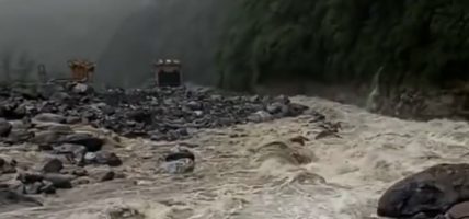 रामेछापको लाछेवारमा ठूलो पहिरो : होटल र दुइवट पक्की पुल बगायो, हाइड्रोको ड्यामसाइडमा पनि क्षति