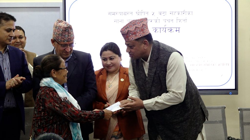समस्याग्रस्त पाँच सहकारीका बचतकर्ताको बचत फिर्ता सुरु, पहिलो चरणमा ४२ जनाले पाए रकम (भिडियो सहित)