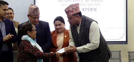 समस्याग्रस्त पाँच सहकारीका बचतकर्ताको बचत फिर्ता सुरु, पहिलो चरणमा ४२ जनाले पाए रकम
