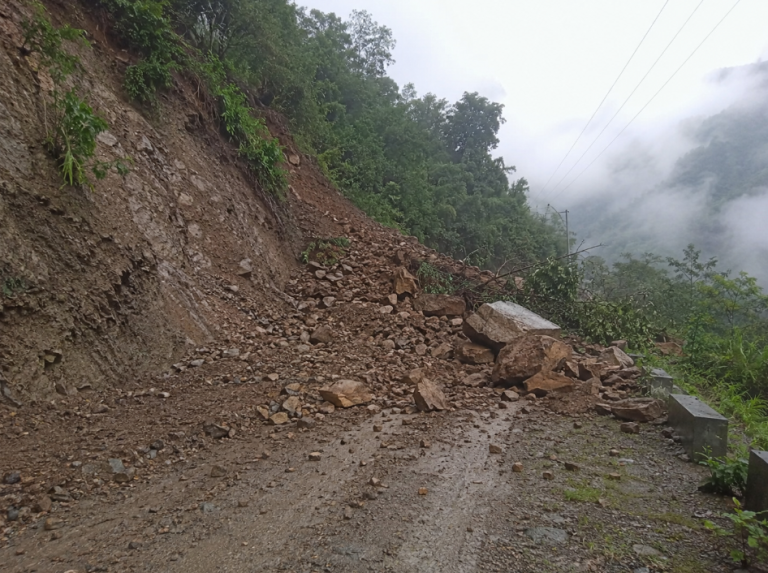 देशका तीन राजमार्ग अझै पूर्ण अवरुद्ध, बीपी र कान्तिलोकपथमा राति सवारी सञ्चालनमा रोक