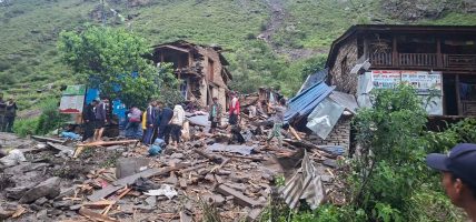 ढुङ्गासहित आएको पहिरोले बालकको मृत्यु ,बुबा र आमा घाइते
