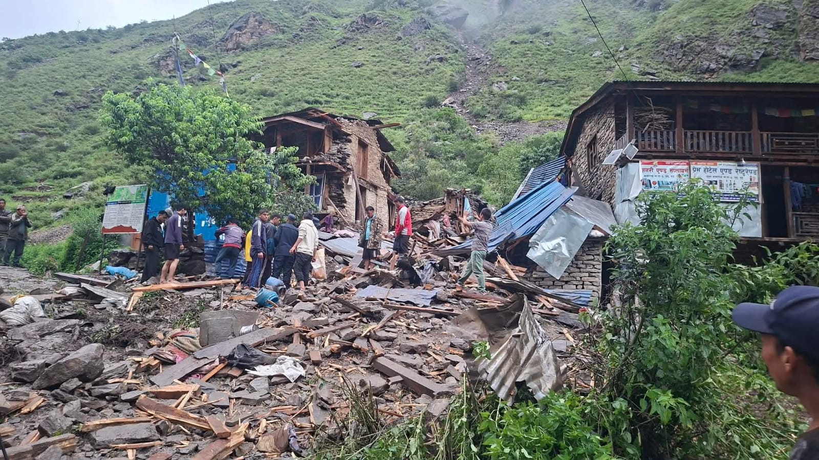 ढुङ्गासहित आएको पहिरोले बालकको मृत्यु ,बुबा र आमा घाइते 