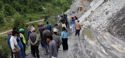 पहिरोका कारण नाग्मा–गमगढी सडक खण्ड दुई दिनदेखि अवरुद्ध