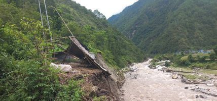 खारे खोलाले जमिन कटान गरेपछि दोलखाको गौरीशङ्कर गाउँपालिका–८ का १५ घर उच्च जोखिममा