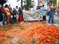 माइतीघरमा टमाटर किसानको आन्दोलनपछि कृषि मन्त्री गिता चौधरीको पहल : कालीमाटीबाट उपत्यका बाहिर ढुवानी सुरु माइतीघरमा टमाटर किसानको आन्दोलनपछि कृषि मन्त्री गिता चौधरीको पहल : कालीमाटीबाट उपत्यका बाहिर ढुवानी सुरु
