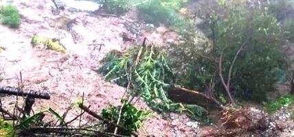 दोलखामा पहिरो : चार महिनाकी शिशुको ज्यान गयो, आमा गम्भीर घाइते