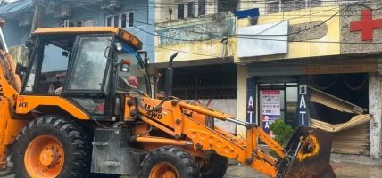 मन्त्रीको निर्देशनपछि कोशी अस्पतालको अतिक्रमित क्षेत्रमा चल्यो डोजर