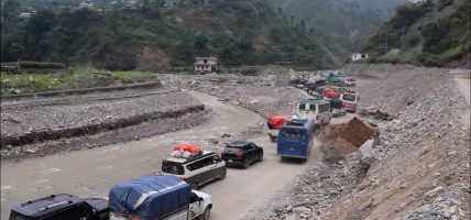 रोशी खोलामा पानीको सतह घटेपछि बिपी राजमार्ग सञ्चालनमा