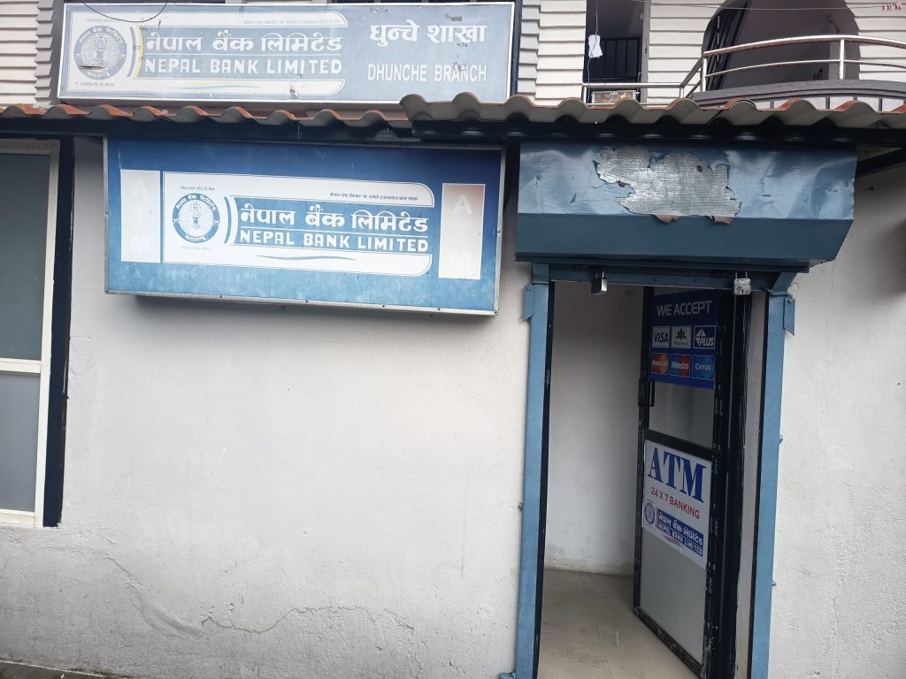 नेपाल बैङ्कद्वारा ग्रामीण विद्यार्थीलाई पोसाक तथा शैक्षिक सामग्री वितरण