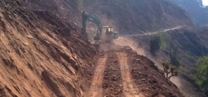 स्थानीयले साङ्केतिक रुपमा विरोध जनाएपछि सडक मर्मतमा जुट्यो नगरपालिका