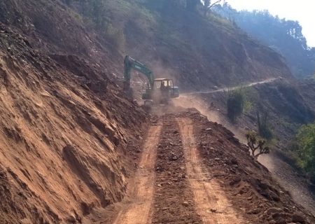 स्थानीयले साङ्केतिक रुपमा विरोध जनाएपछि सडक मर्मतमा जुट्यो नगरपालिका