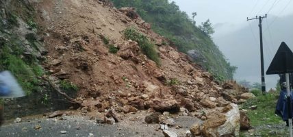 कर्णाली राजमार्गस्थित गगने खोलामा सडक पुनः अवरुद्ध