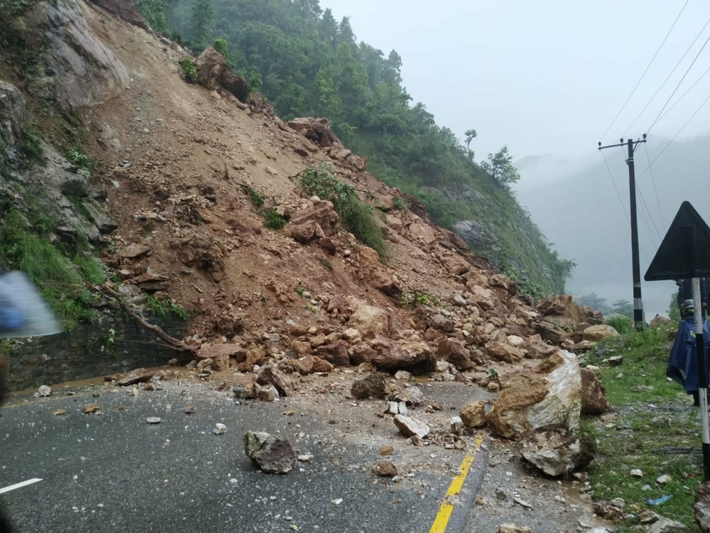 कर्णाली राजमार्गस्थित गगने खोलामा सडक पुनः अवरुद्ध