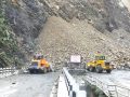 सवारी रोकेर तुइन खोलाको ढिस्को हटाइँदै