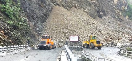 सवारी रोकेर तुइन खोलाको ढिस्को हटाइँदै