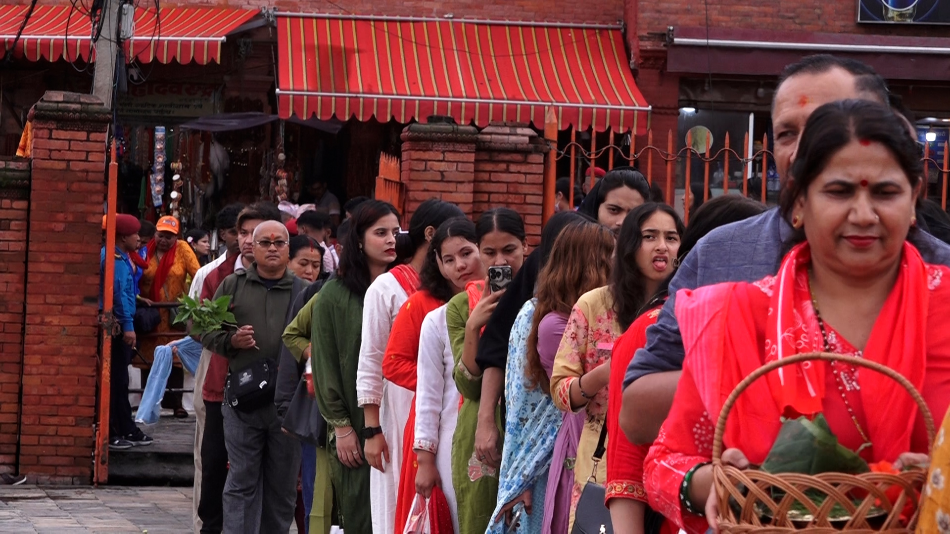 साउनको सोमबार पशुपतिनाथमा सहज दर्शन, व्यवस्थापनप्रति भक्तजनको सकारात्मक प्रतिक्रिया (भिडियो सहित)