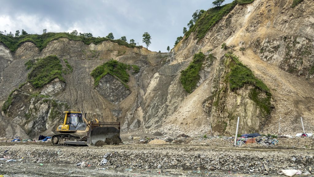 बर्खामा बन्चरे डाँडाको कच्ची सडक निर्माणमा डोजरको भर(तस्बिर मा)