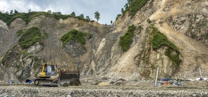 बर्खामा बन्चरे डाँडाको कच्ची सडक निर्माणमा डोजरको भर(तस्बिर मा)