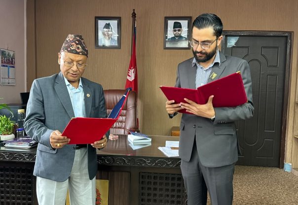 शिक्षामन्त्रीद्वारा सहिद दशरथचन्द स्वास्थ्य विज्ञान विश्वविद्यालयका नवनियुक्त उपकुलपति र रजिष्ट्रारलाई शपथ शिक्षामन्त्रीद्वारा सहिद दशरथचन्द स्वास्थ्य विज्ञान विश्वविद्यालयका नवनियुक्त उपकुलपति र रजिष्ट्रारलाई शपथ