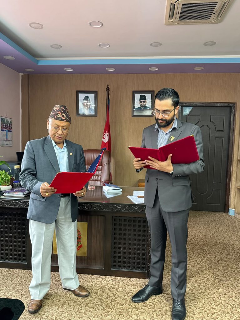 शिक्षामन्त्रीद्वारा सहिद दशरथचन्द स्वास्थ्य विज्ञान विश्वविद्यालयका नवनियुक्त उपकुलपति र रजिष्ट्रारलाई शपथ