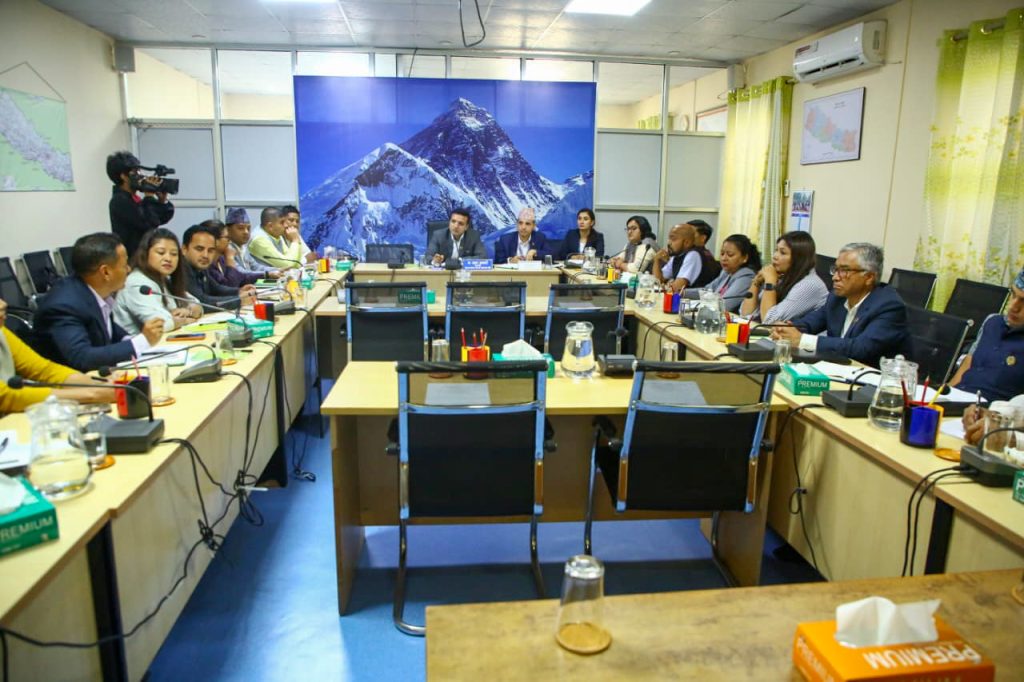 उद्योग तथा वाणिज्य र श्रम तथा उपभोक्ता हित समितिको बैठकमा सांसदहरु