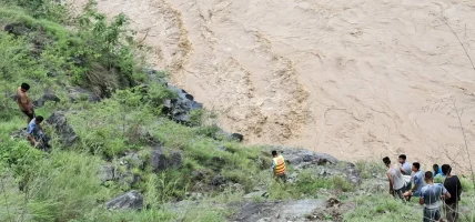 दुर्घटना अपडेटः फोर्स गाडी कर्णालीमा डुब्दा उद्धारमा कठिनाइ