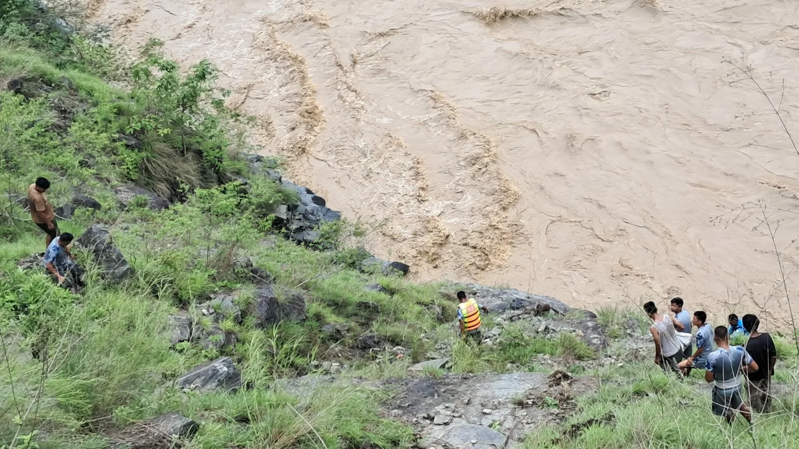 दुर्घटना अपडेटः फोर्स गाडी कर्णालीमा डुब्दा उद्धारमा कठिनाइ