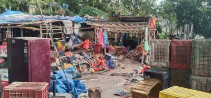 बाह्रकिलो बजारका घरटहरा स्वःस्फुर्त खाली