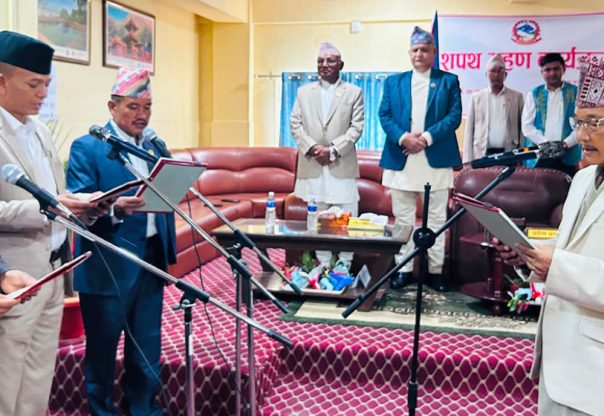 लुम्बिनीका तीन नवनियुक्त मन्त्रीले लिए सपथ लुम्बिनीका तीन नवनियुक्त मन्त्रीले लिए सपथ