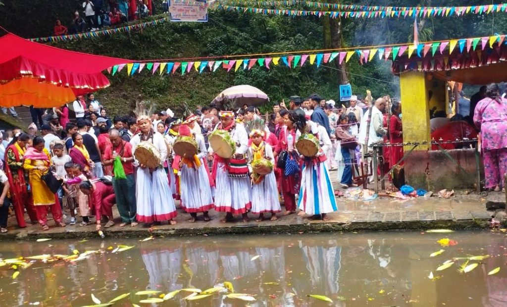 रत्नचुडेश्वर महादेव पोखरीमा दिनभर दर्शनार्थीको भीड