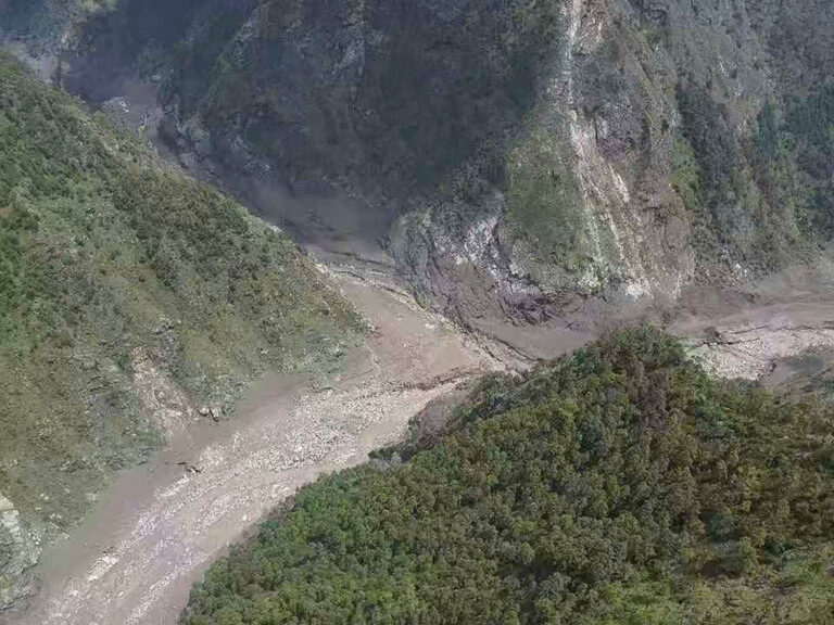 भोटेकोशी बाढीः कैलालीबाट सम्पर्कविहीन हुनेको सङ्ख्या ४९ पुग्यो