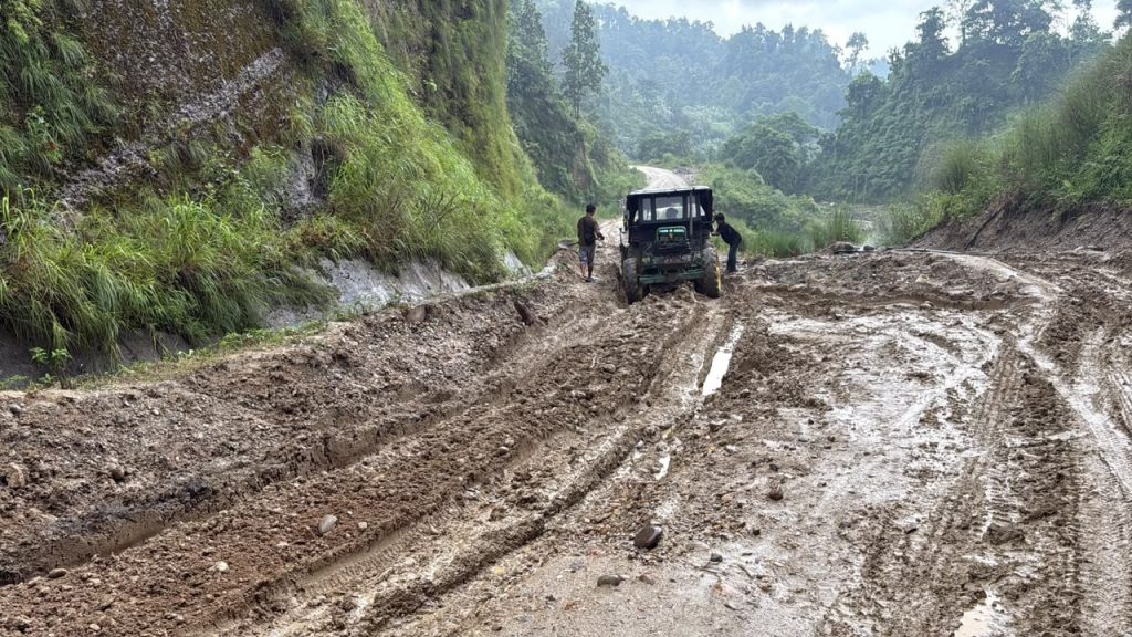 दमक–चिसोपानी सडकमा मालवाहक सवारी सञ्चालनमा रोक