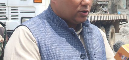 केरुङमा रोकिएका नागरिकलाई वैकल्पिक मार्गबाट नेपाल ल्याइन्छ : परराष्ट्रमन्त्री खनाल