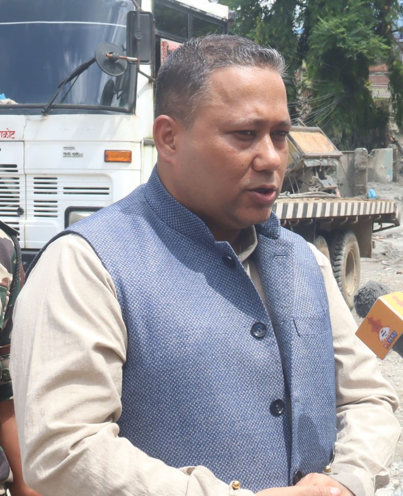 केरुङमा रोकिएका नागरिकलाई वैकल्पिक मार्गबाट नेपाल ल्याइन्छ : परराष्ट्रमन्त्री खनाल