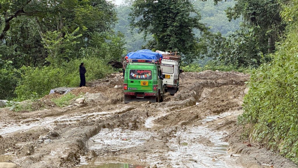 झण्डै दुई महिनापछि मेची राजमार्गमा यातायात सेवा सञ्चालन