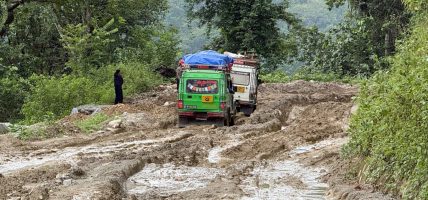 झण्डै दुई महिनापछि मेची राजमार्गमा यातायात सेवा सञ्चालन