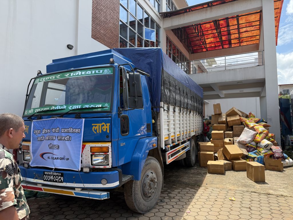 बाढीपीडितका लागि केएल दुगड ग्रुपद्धारा खाद्यान्न सहयोग