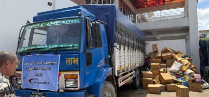 बाढीपीडितका लागि केएल दुगड ग्रुपद्धारा खाद्यान्न सहयोग