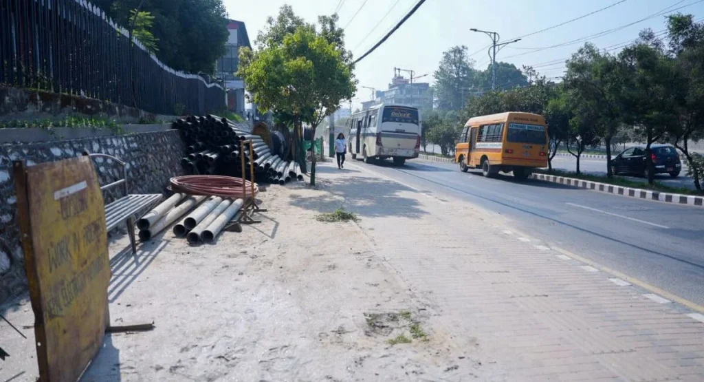 धुन्चेमा अलपत्र यात्रुलाई स्थलमार्गबाट उद्धार गर्न सुरु