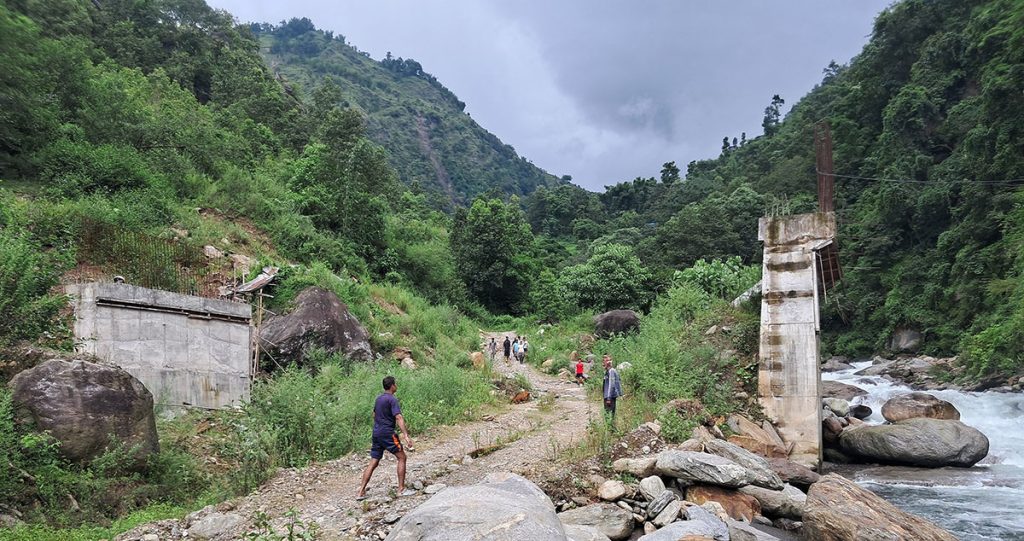 लिदिङखोला मोटरेबल पुलः जोखिमपूर्ण यात्रा गर्छन् स्थानीय