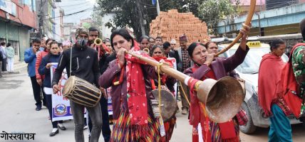 नौमती बाजा जोगाउँदै आमाहरू