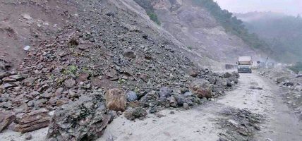 नारायणगढ–मुग्लिन सडकको नाम्सी पुलमा पहिरो, यातायात सेवा प्रभावित