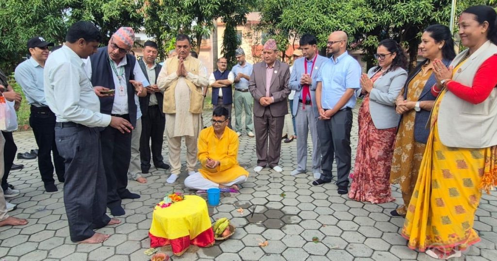 मुख्यमन्त्री भट्टद्वारा विधिपूर्वक पूजा गरी बडिमालिकातर्फ पेटारो पठाइयो