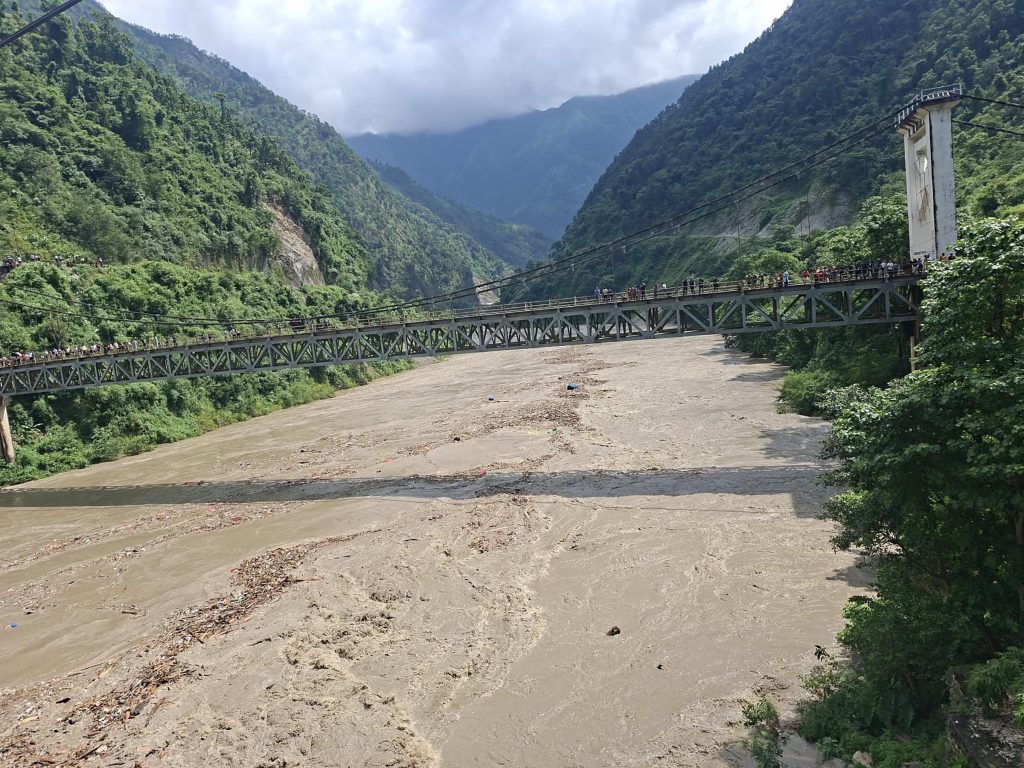 त्रिशूलीको बाढीले फुर्केखोला पुल बगायो