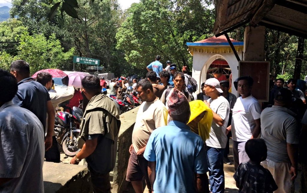 भौँतारिँदै भोटेकोशी बाढीसँगै हराएका आफन्तहरू