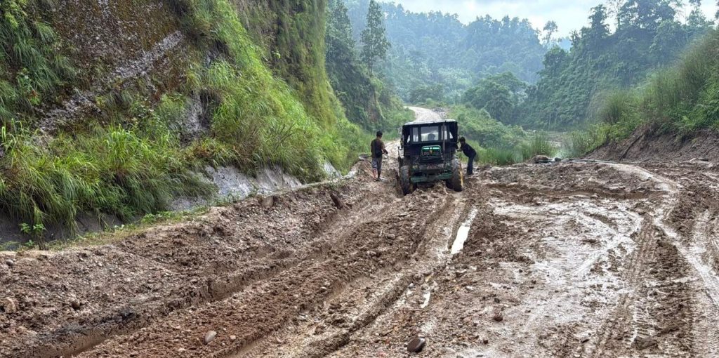 पहिरो र बाढीले देशका विभिन्न स्थानका सडक अवरुद्ध