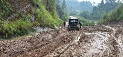 पहिरो र बाढीले देशका विभिन्न स्थानका सडक अवरुद्ध