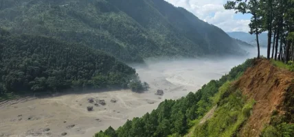 सुर्खेतको खड्का होटेलद्वारा बाढीपीडितका लागि आठ लाख सहयोग
