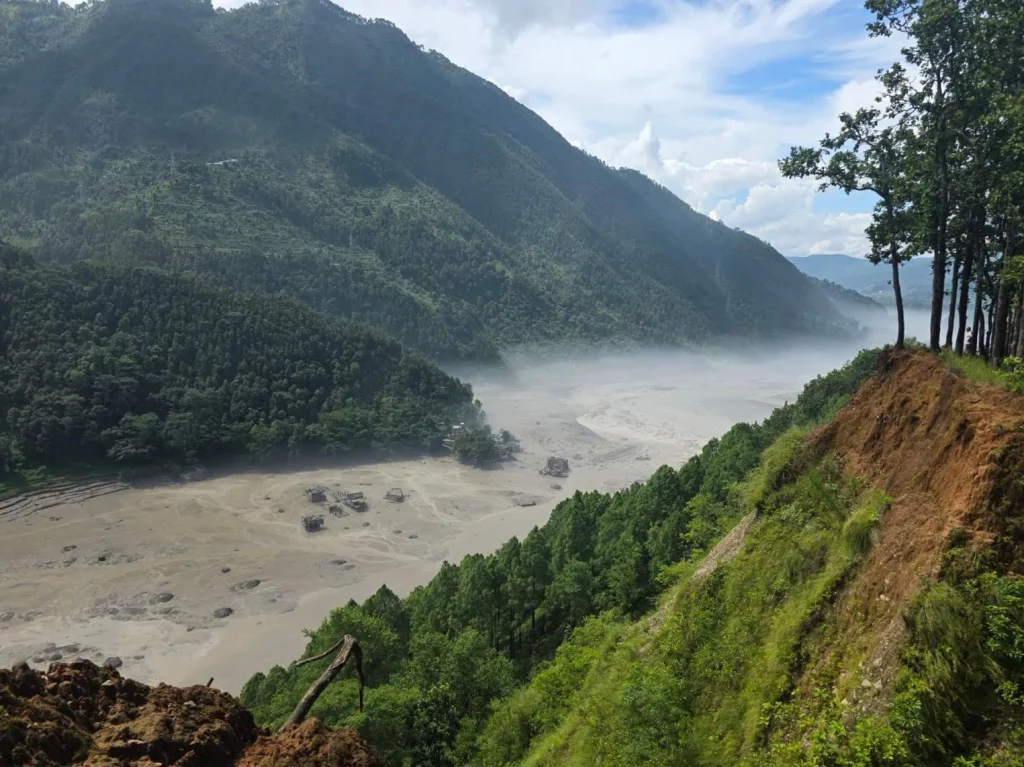 सुर्खेतको खड्का होटेलद्वारा बाढीपीडितका लागि आठ लाख सहयोग